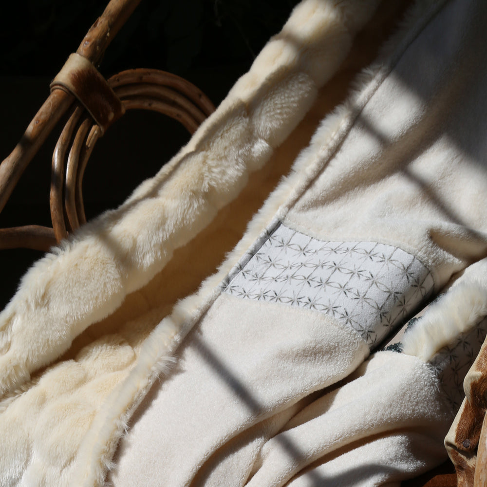 
                  
                    Load image into Gallery viewer, Hoku Terre luxury blanket in faux fur and terry cloth
                  
                