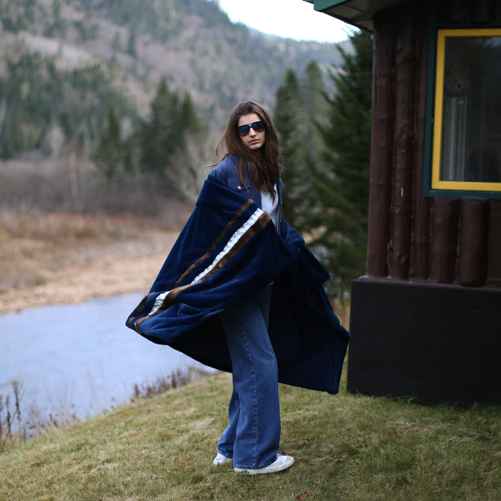 
                  
                    Load image into Gallery viewer, Couverture de luxe Hoku Bleu en fausse-fourrure et minky
                  
                