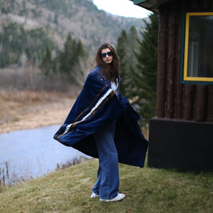 
                  
                    Load image into Gallery viewer, Couverture de luxe Hoku Bleu en fausse-fourrure et minky
                  
                