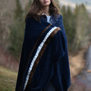 
                  
                    Load image into Gallery viewer, Couverture de luxe Hoku Bleu en fausse-fourrure et minky
                  
                