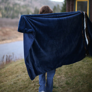 
                  
                    Load image into Gallery viewer, Couverture de luxe Hoku Bleu en fausse-fourrure et minky
                  
                