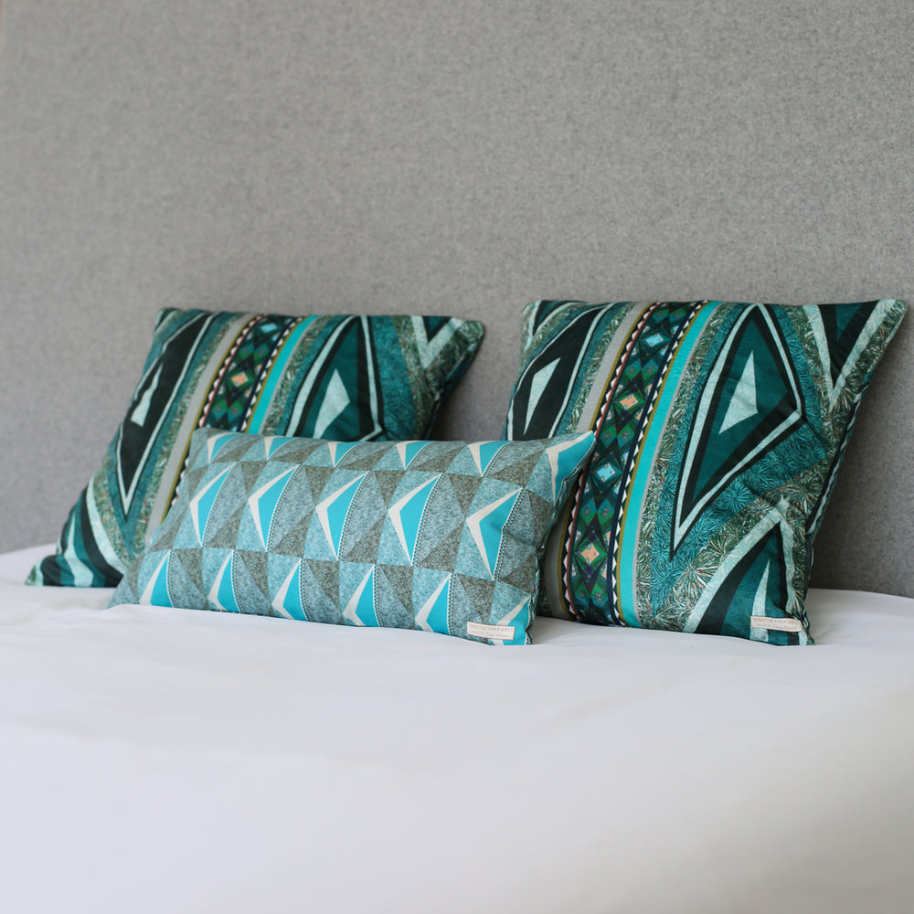 
                  
                    Load image into Gallery viewer, Coussin décoratif Losange Turquoise_NA-14
                  
                
